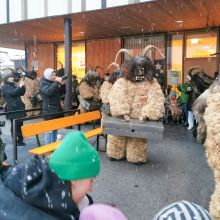 Peaschtln vor dem Sozialzentrum mitanond