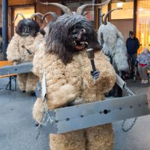 Peaschtln vor dem Sozialzentrum mitanond