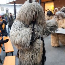 Peaschtln vor dem Sozialzentrum mitanond