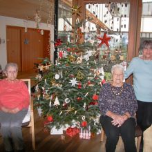 selbst gebastelter Weihnachtsschmuck am Christbaum