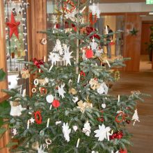 selbst gebastelter Weihnachtsschmuck am Christbaum