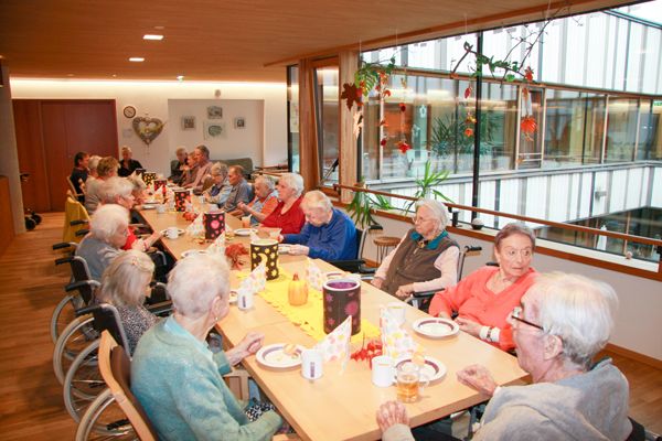 Seniorinnen beim Törggelen